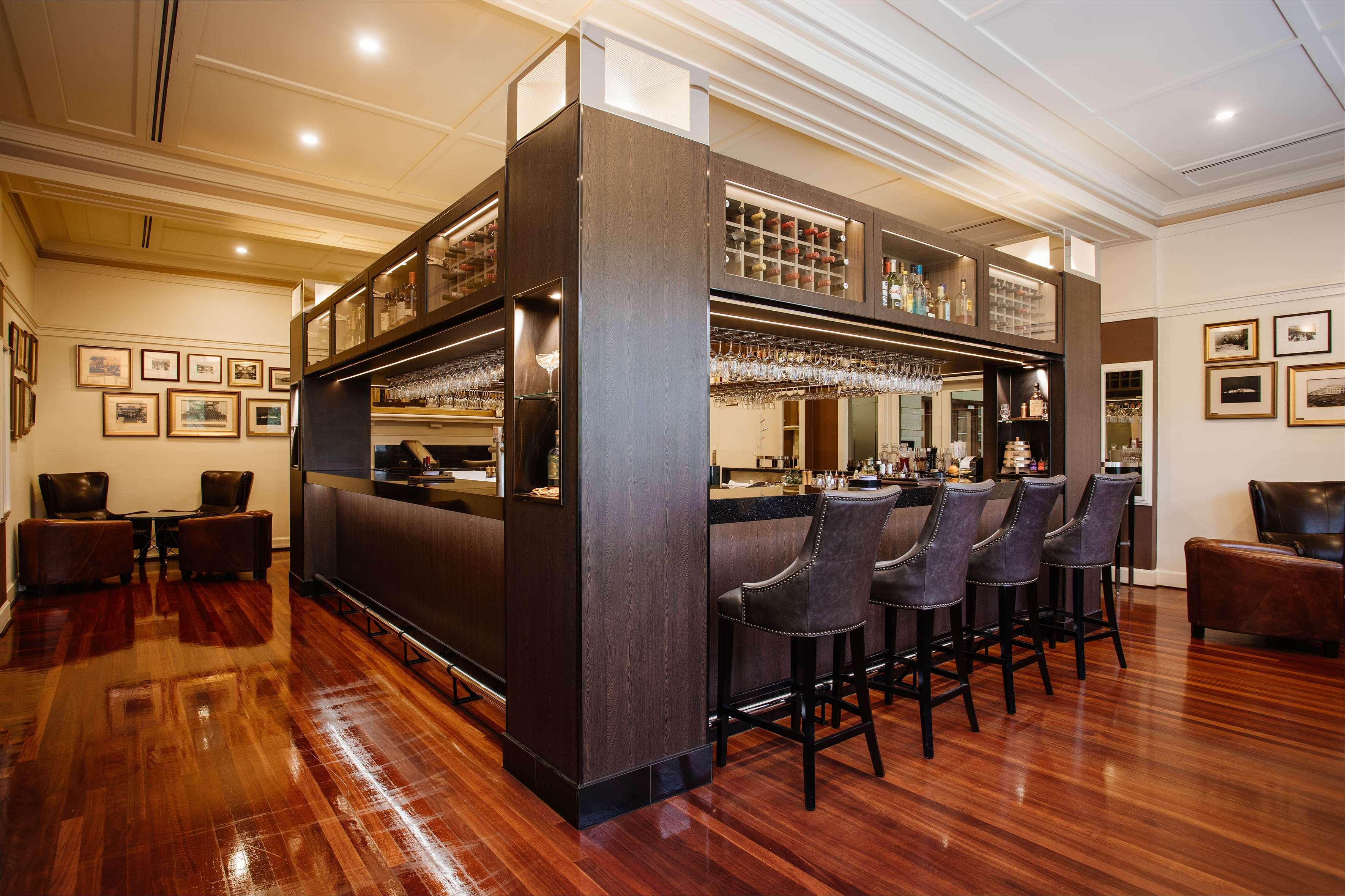 Hyatt Hotel Canberra - A Park Hyatt Hotel Eksteriør bilde The bar at the Qantas International Lounge