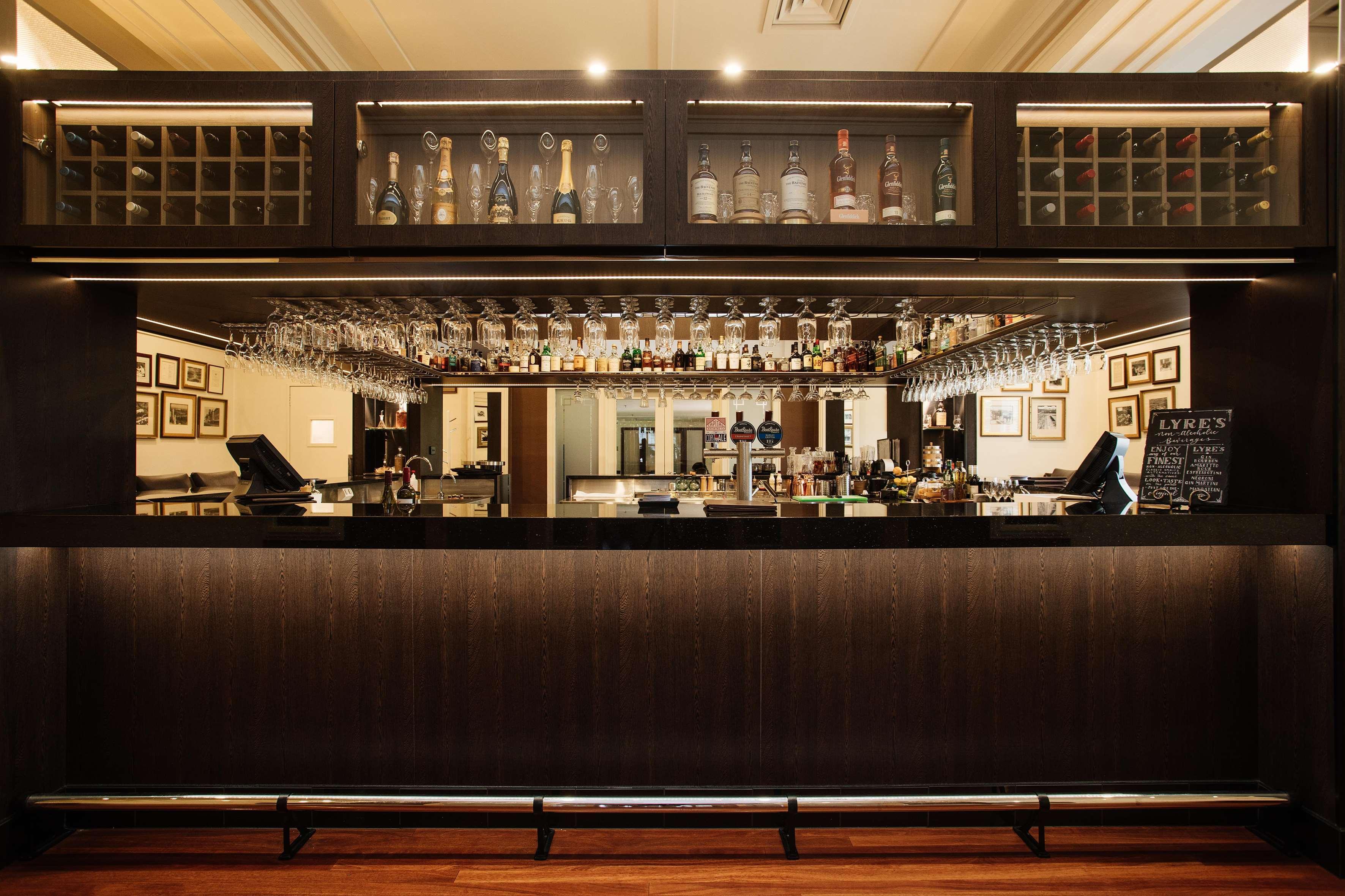 Hyatt Hotel Canberra - A Park Hyatt Hotel Eksteriør bilde The bar at the hotel
