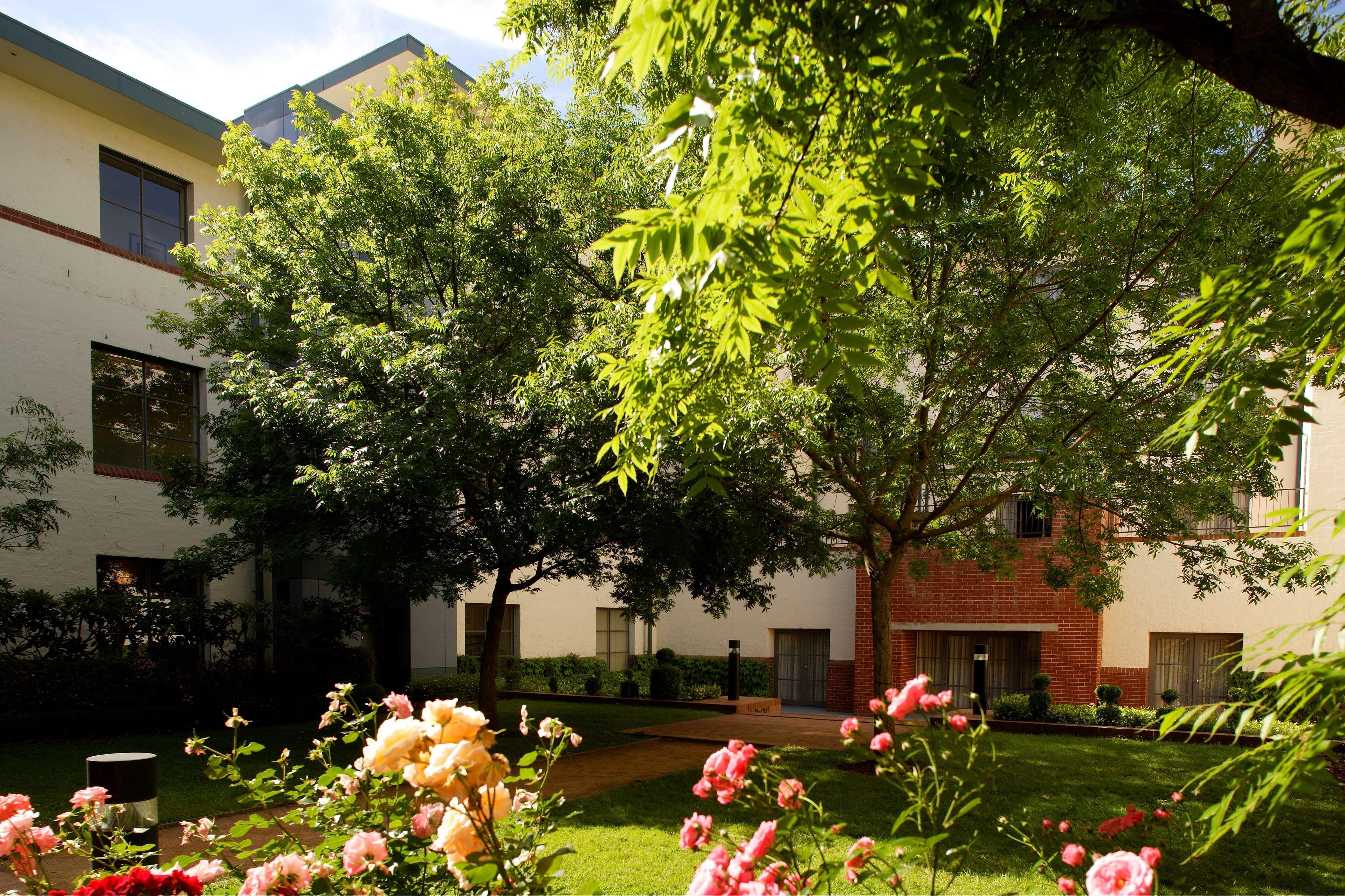 Hyatt Hotel Canberra - A Park Hyatt Hotel Eksteriør bilde The courtyard of the school