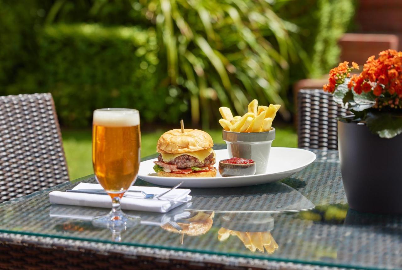 Hyatt Hotel Canberra - A Park Hyatt Hotel Eksteriør bilde A burger and chips served with a beer