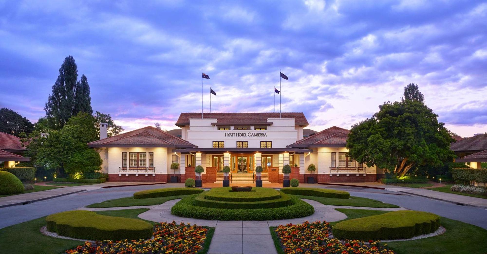 Hyatt Hotel Canberra - A Park Hyatt Hotel Eksteriør bilde The clubhouse at the Adelaide Golf Club